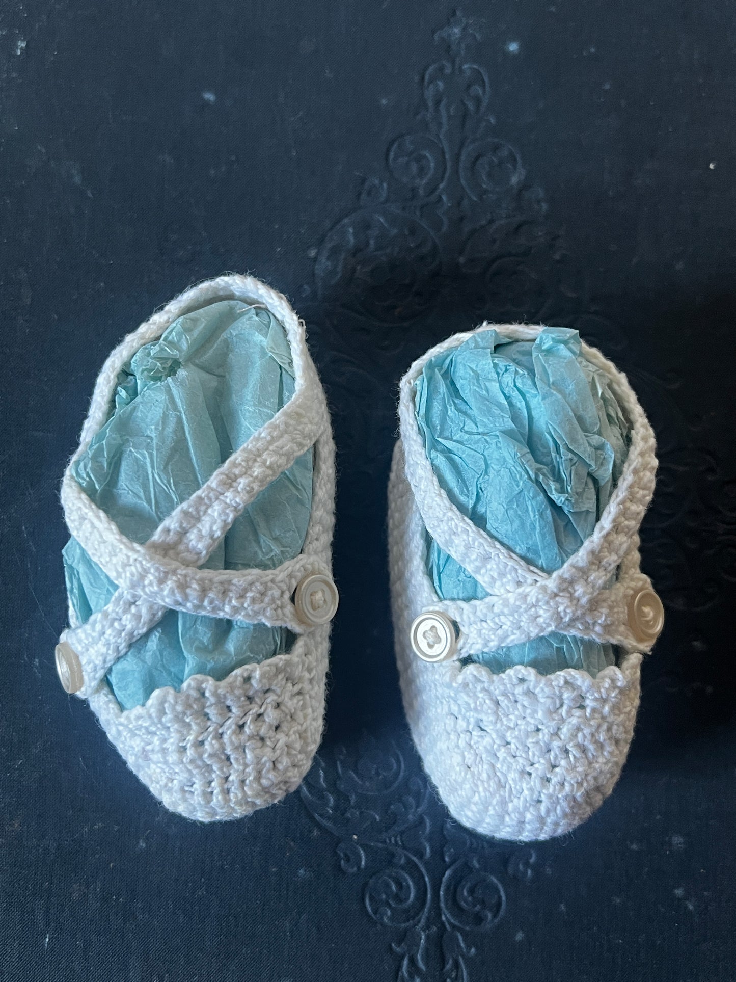 クロシェ編みのベビーシューズ