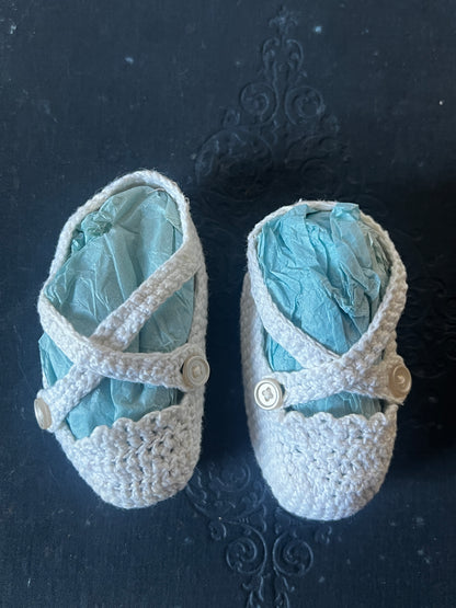 クロシェ編みのベビーシューズ
