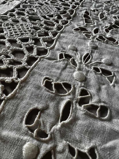 レースと刺繍の飾り布