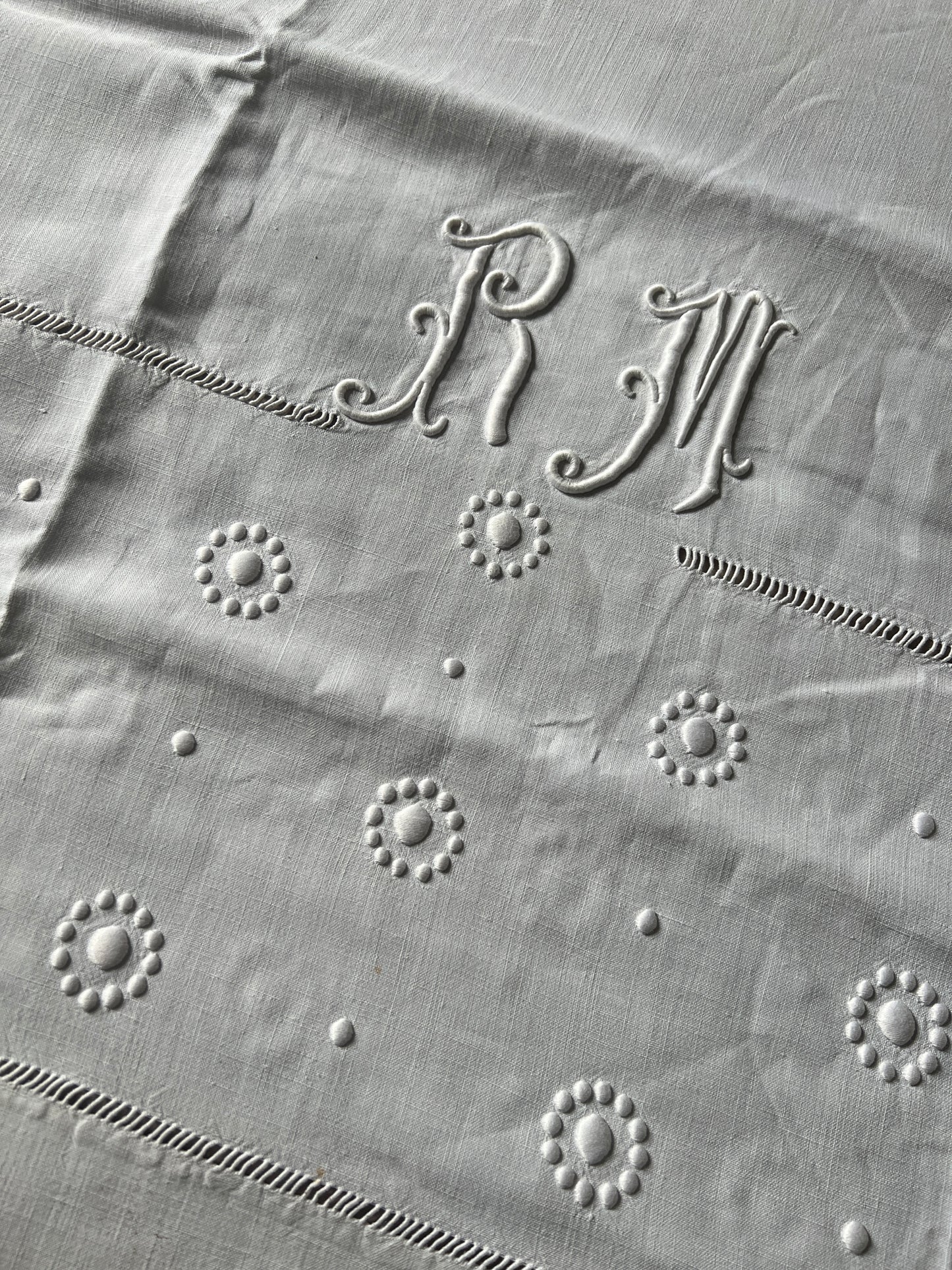 モノグラム刺繍リネン端布
