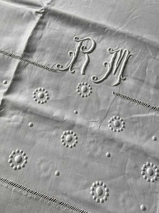 モノグラム刺繍リネン端布