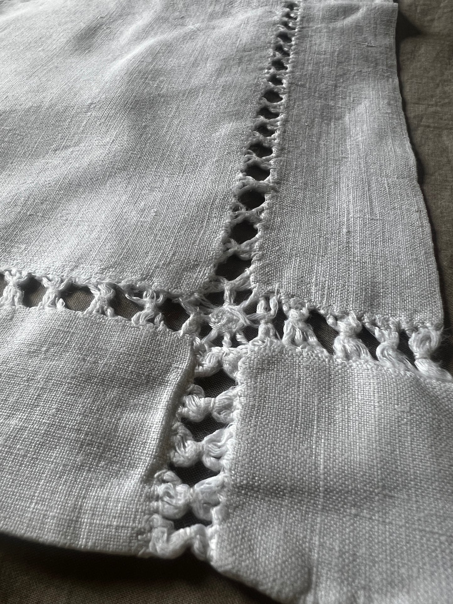 モノグラム刺繍入りクッションカバー