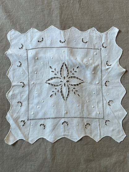 カットワーク刺繍クロス