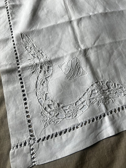 モノグラム刺繍入りクッションカバー