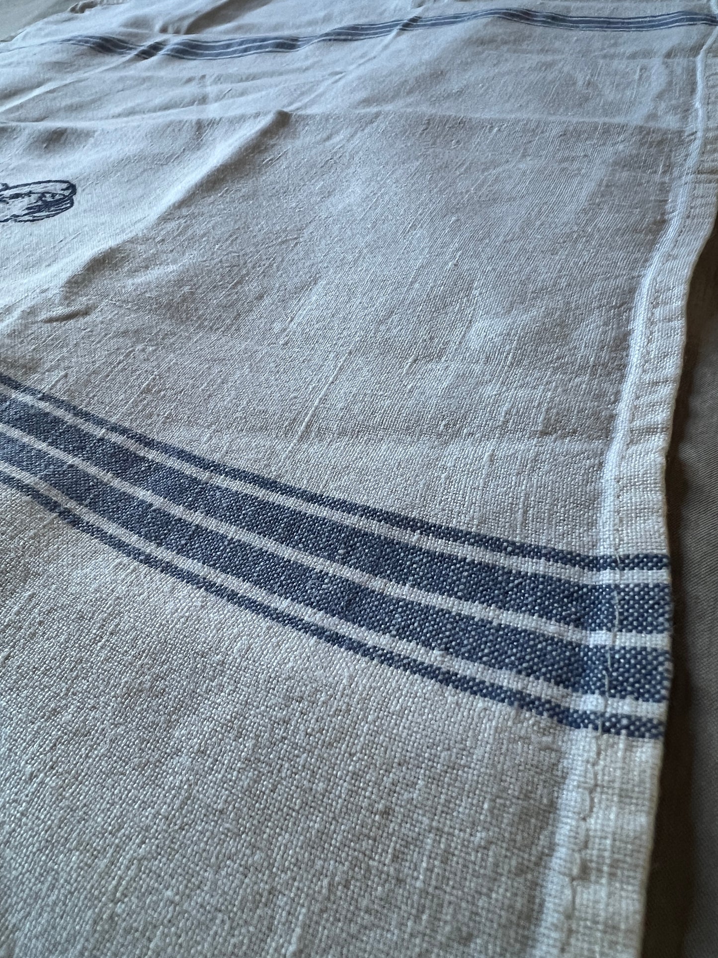 モノグラム刺繍入りリネントルション