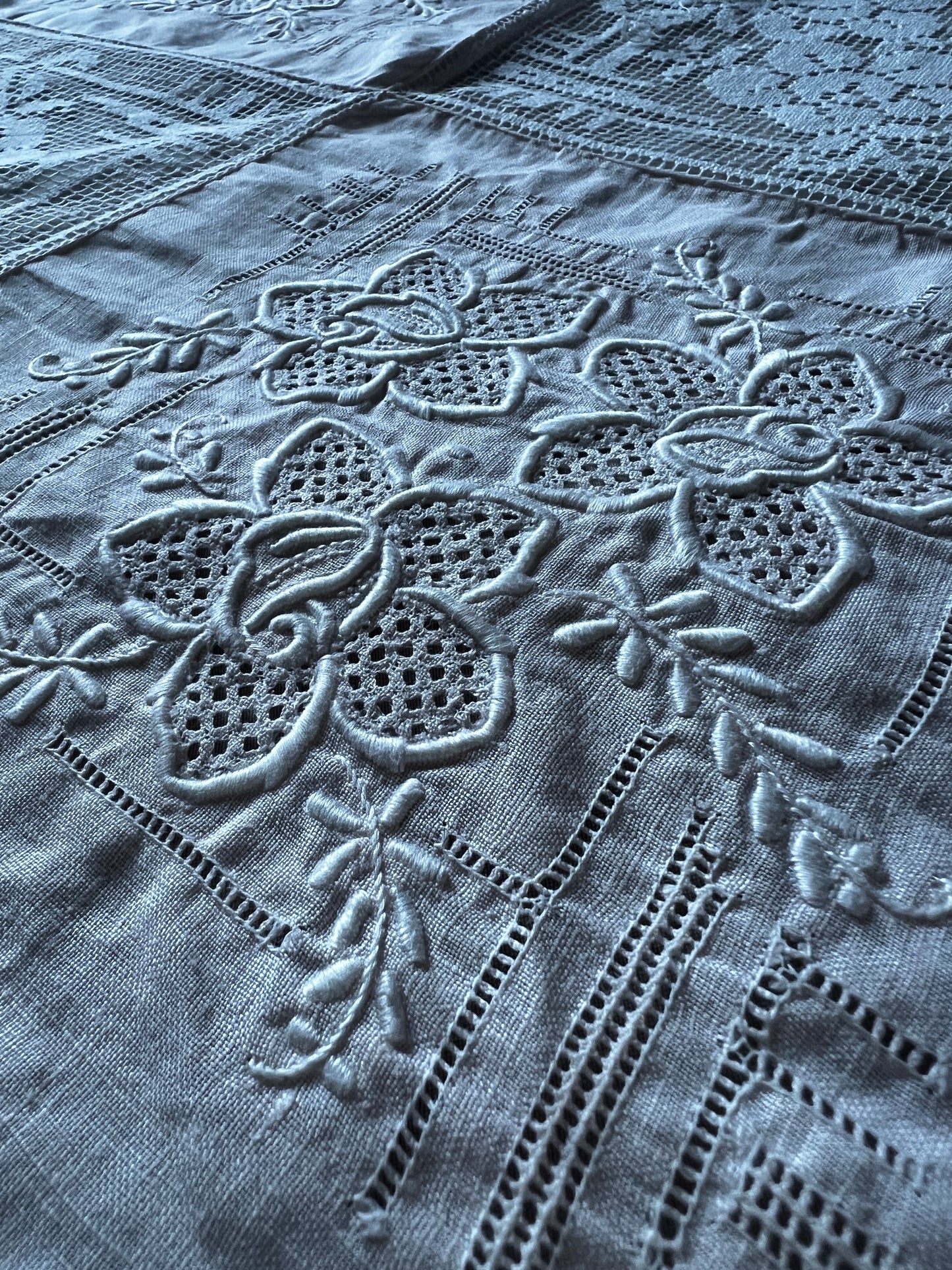 刺繍とレースの正方形クロス