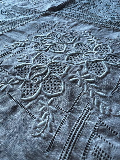 刺繍とレースの正方形クロス