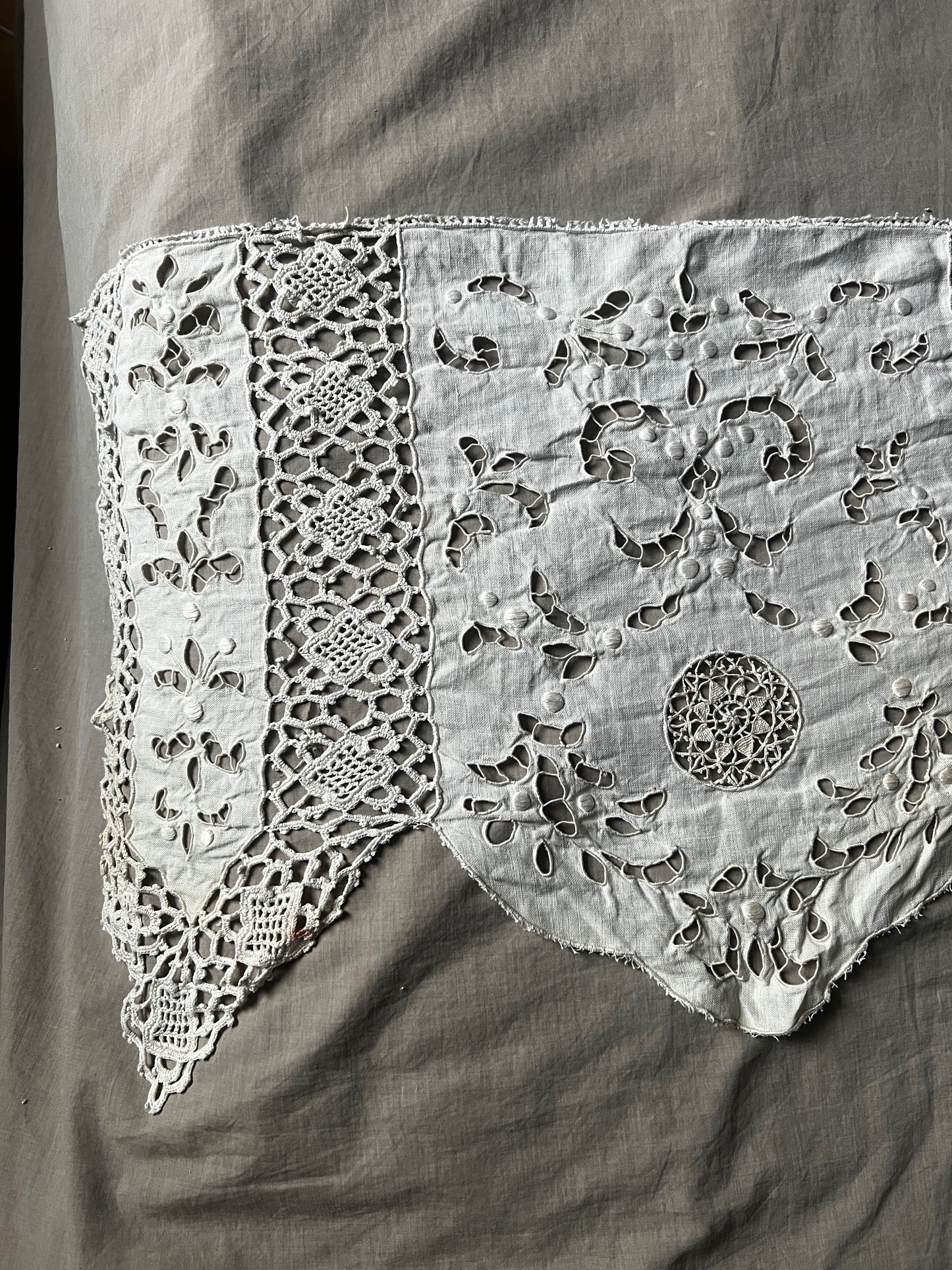 レースと刺繍の飾り布