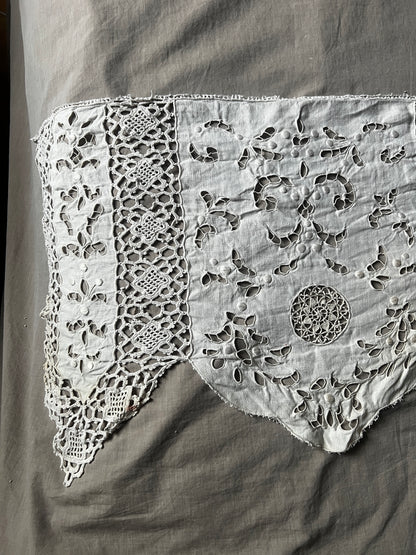 レースと刺繍の飾り布