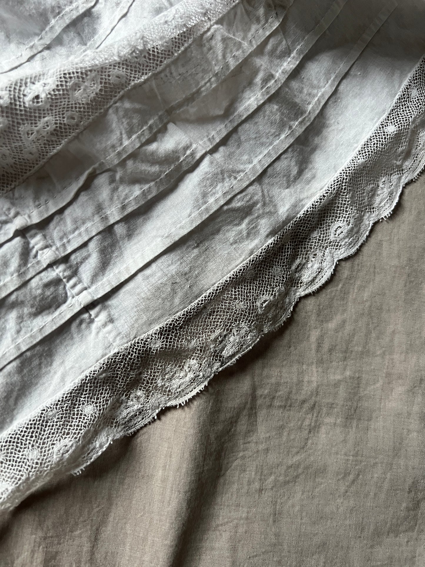 レースフリルのドレス裾