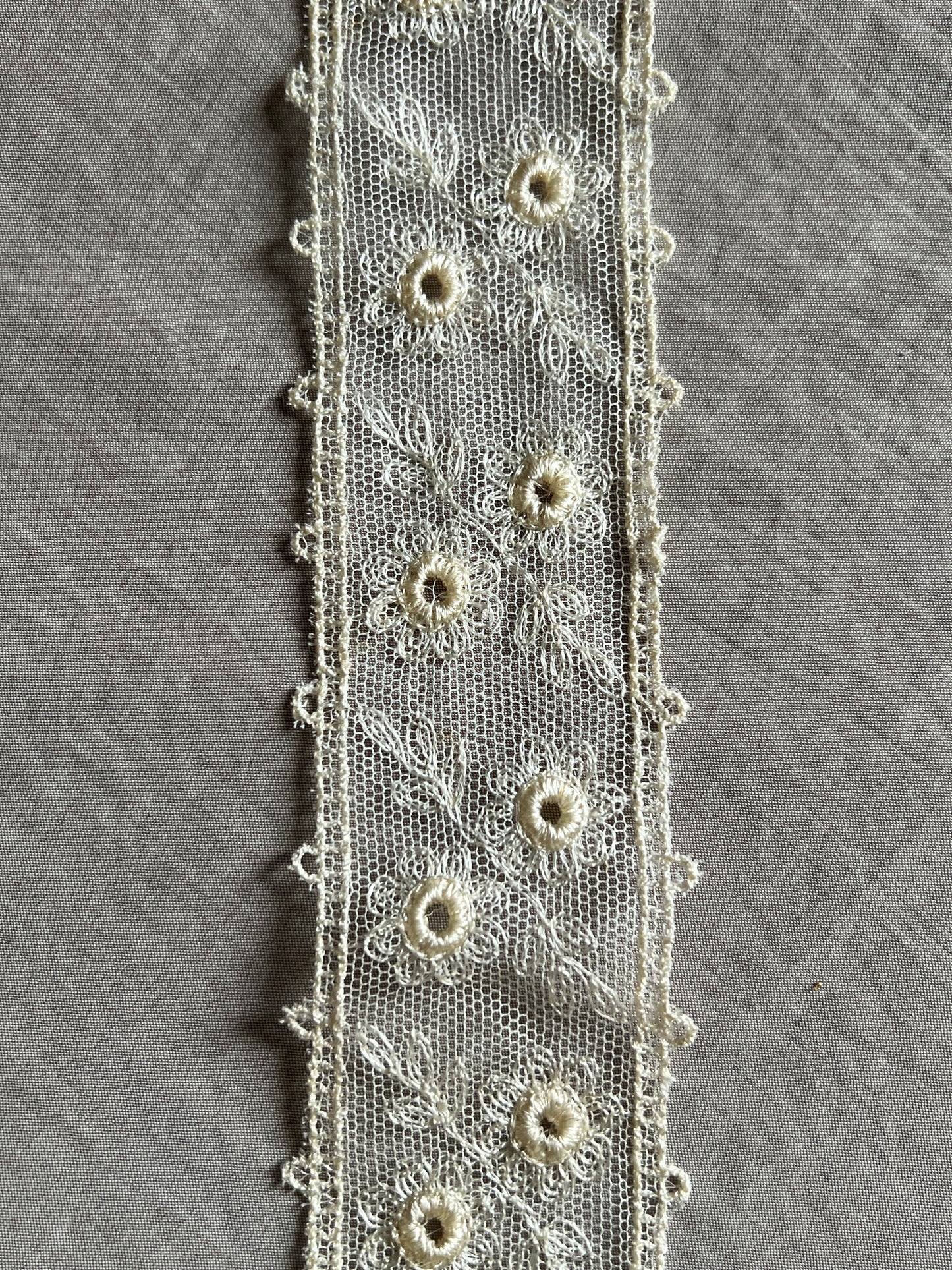 チュール刺繍レース