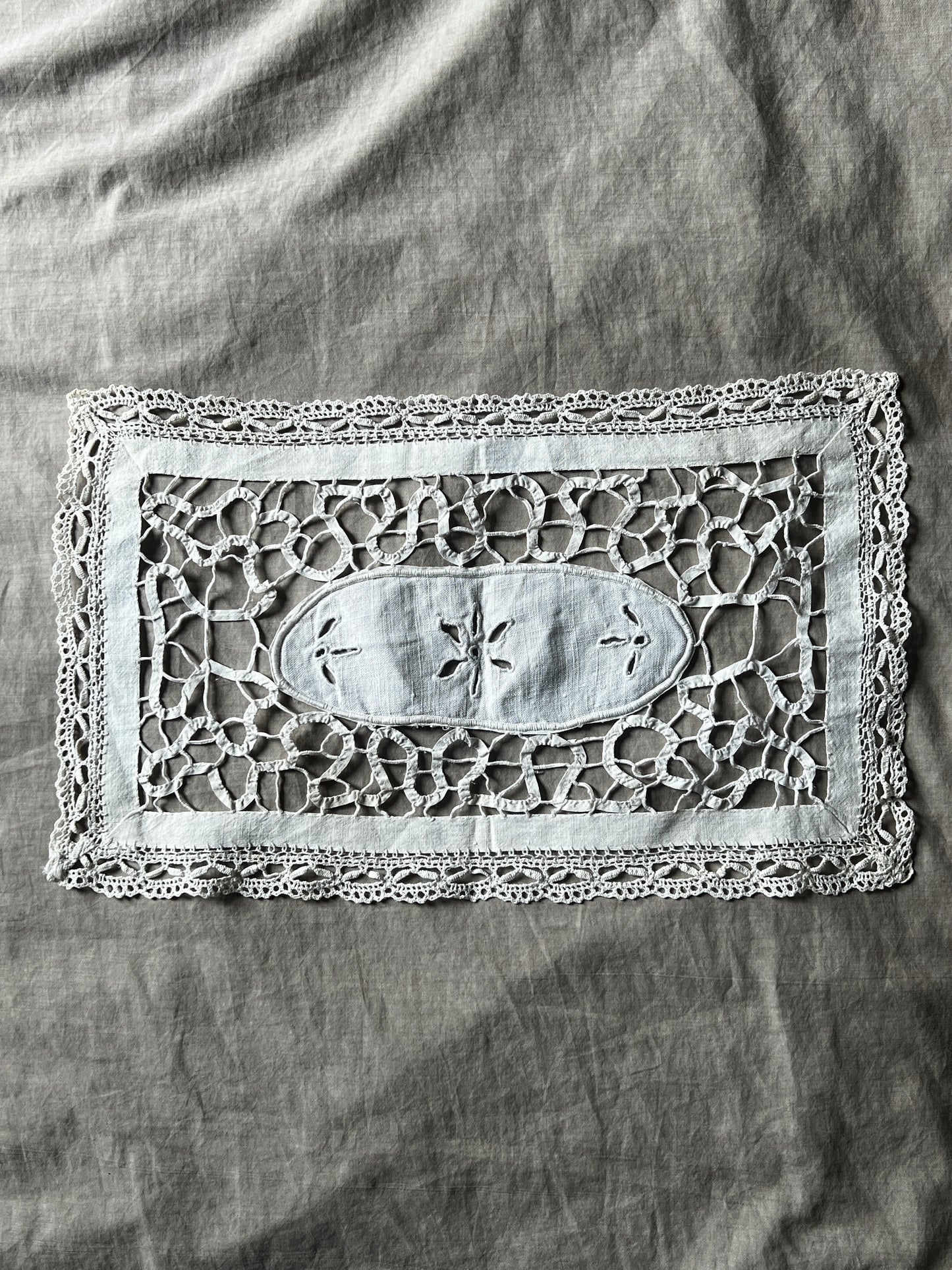 レースと刺繍の長方形クロス