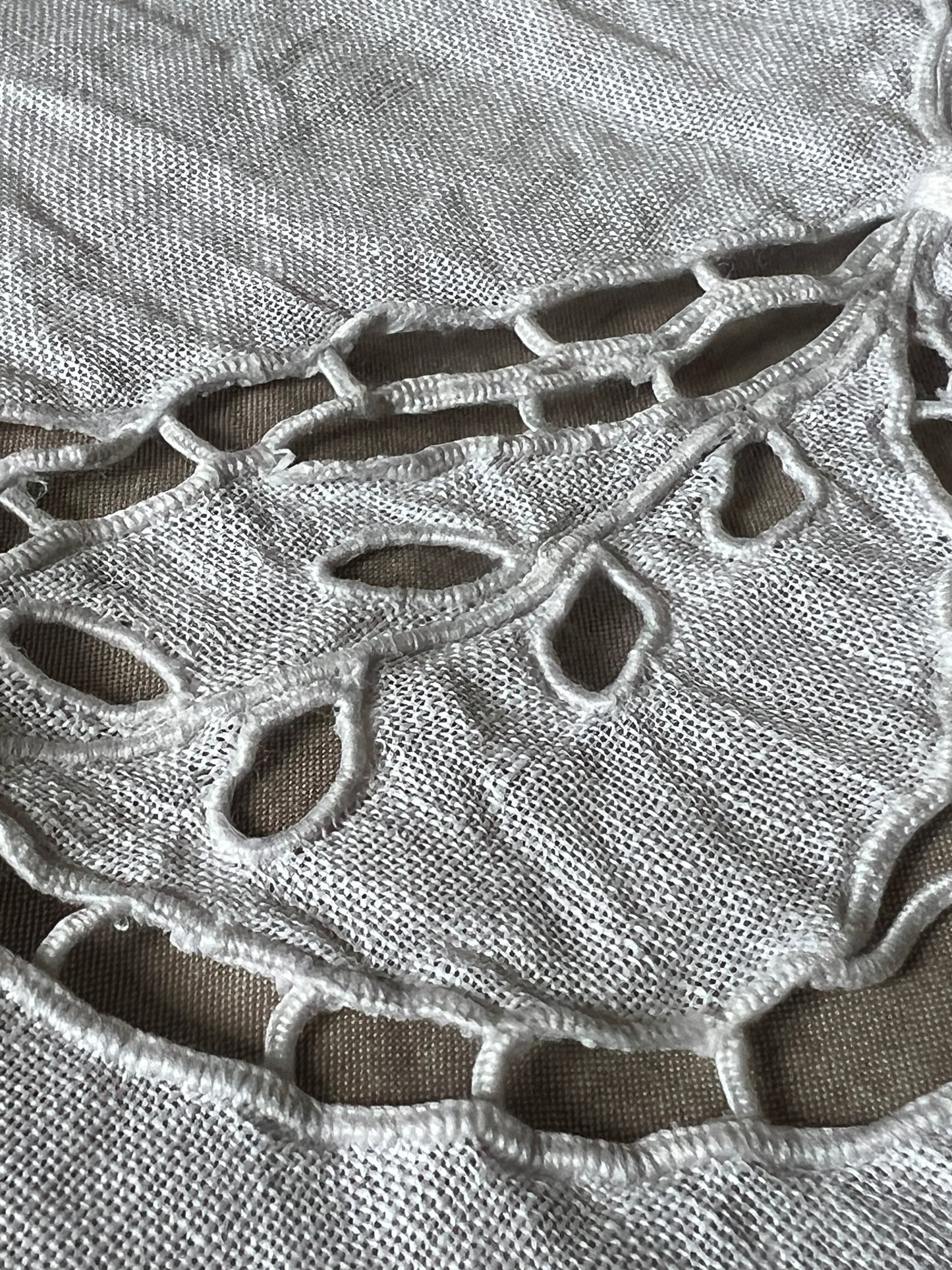 レースと刺繍のクロス