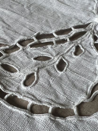 レースと刺繍のクロス