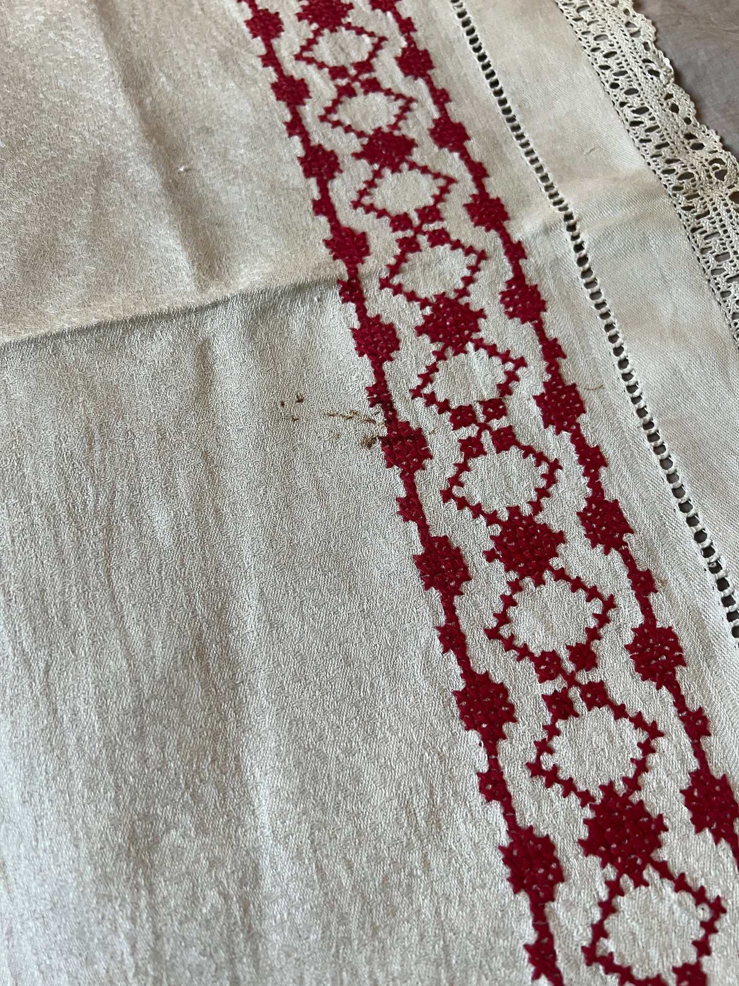 赤糸刺繍クロス