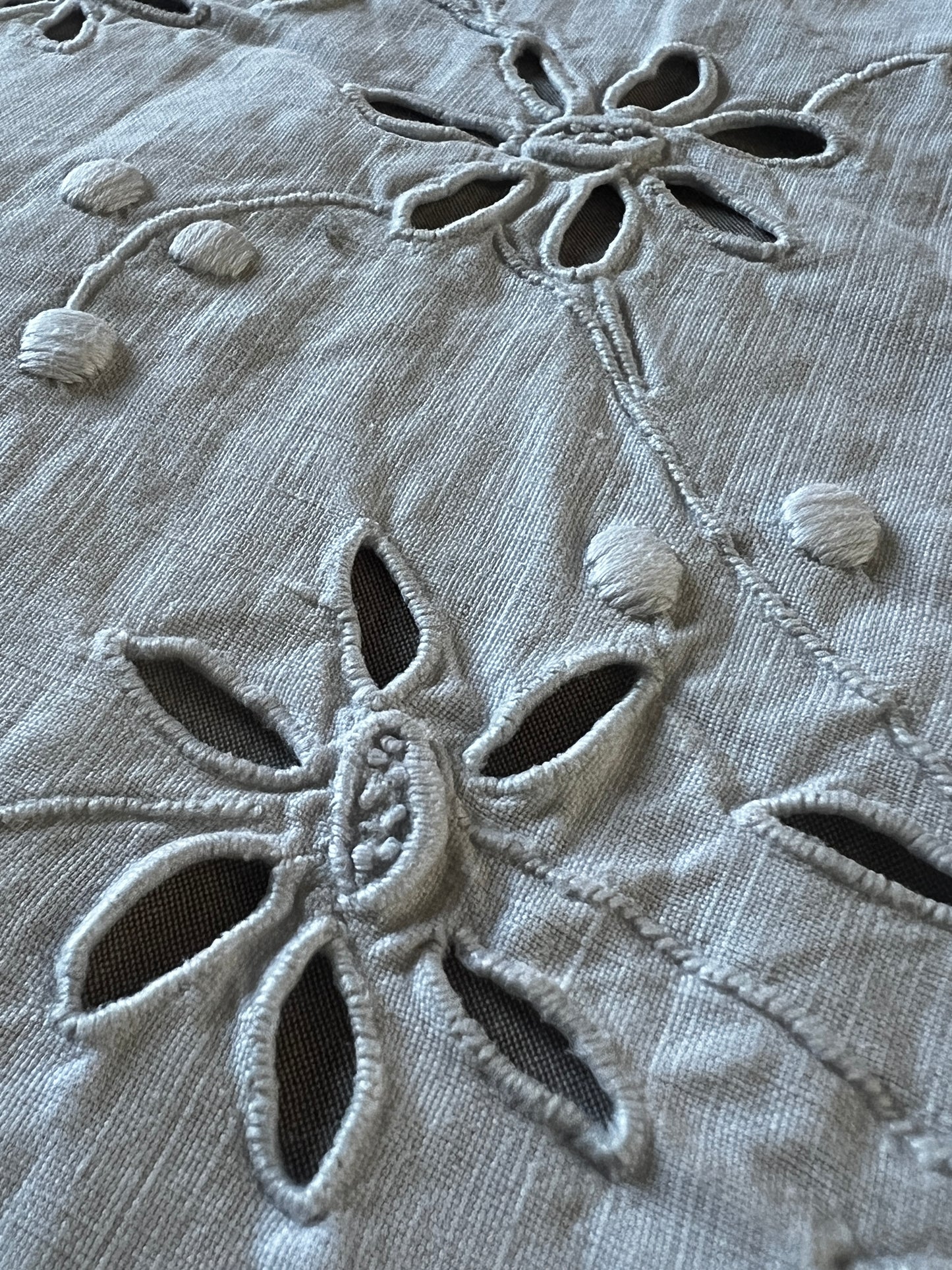 カットワークク刺繍大判クロス