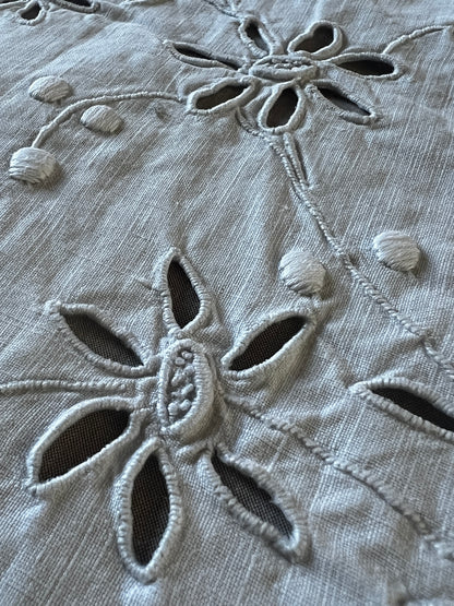 カットワークク刺繍大判クロス