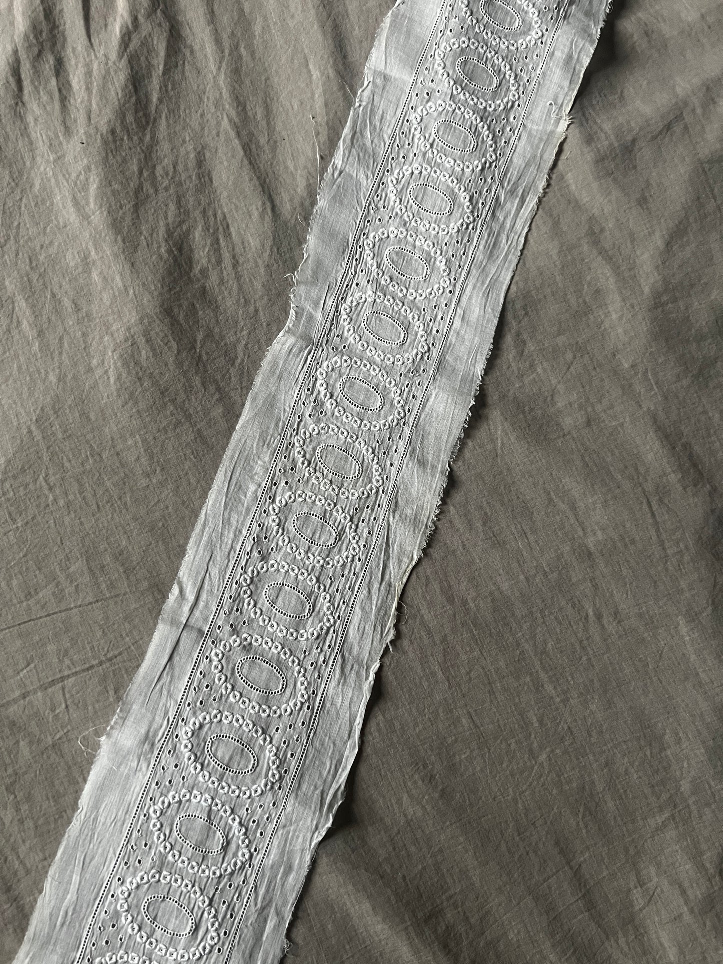 ★白刺繍トリム