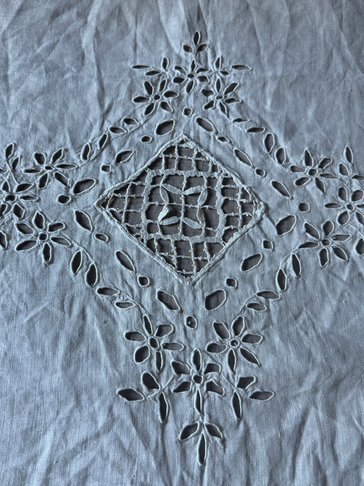 レースと刺繍のクロス(カーテン)