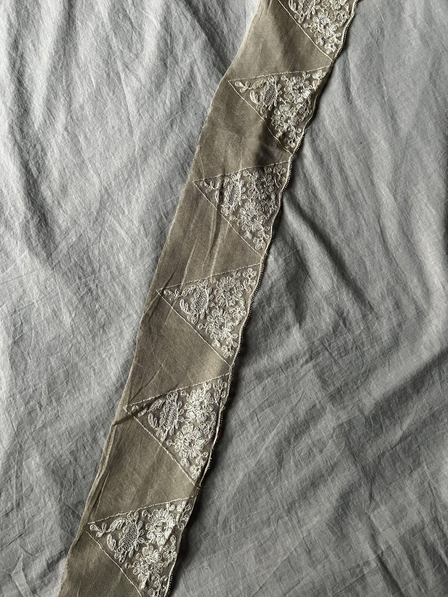 チュール刺繍レース