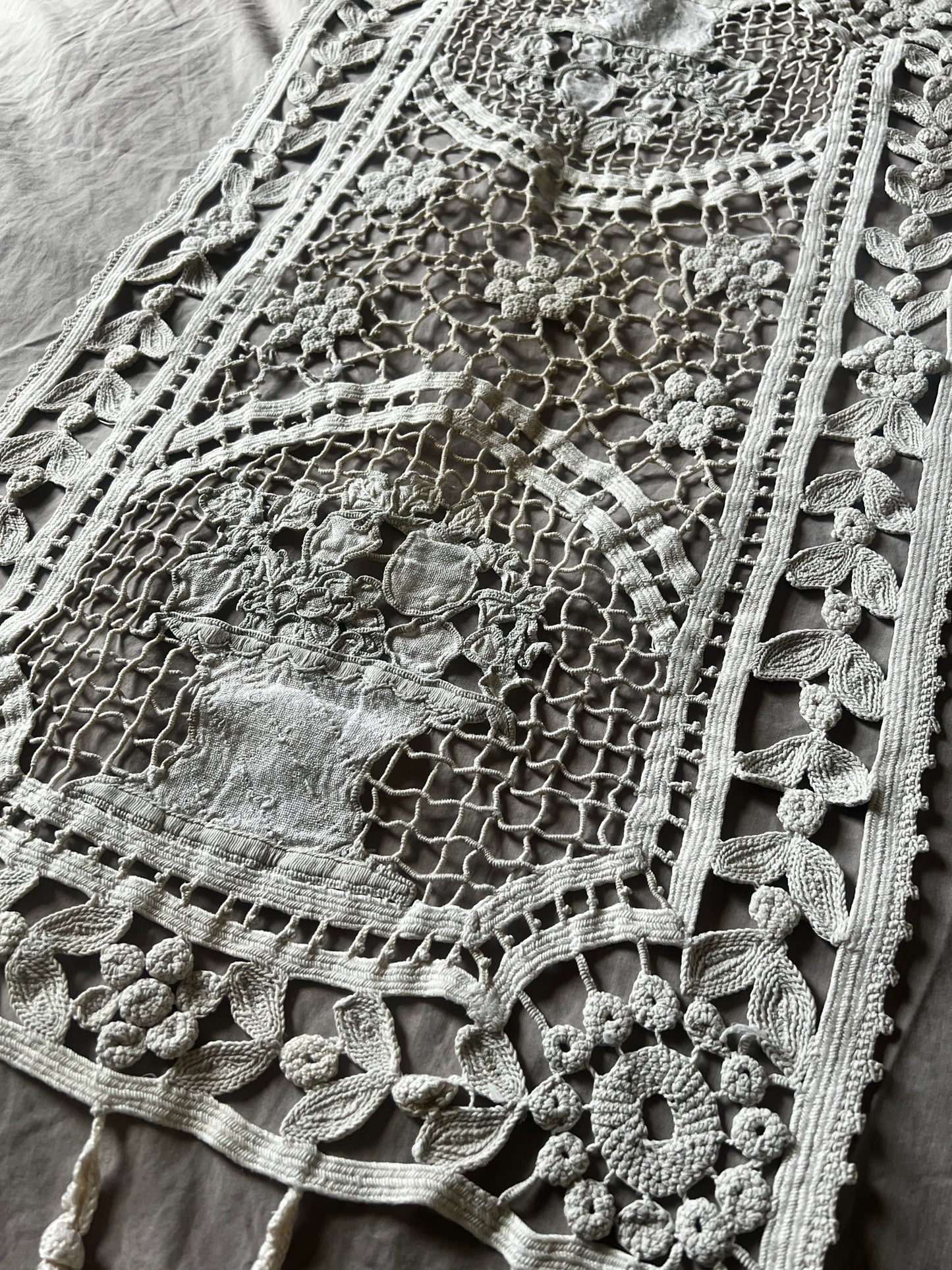 レースと刺繍の飾り布