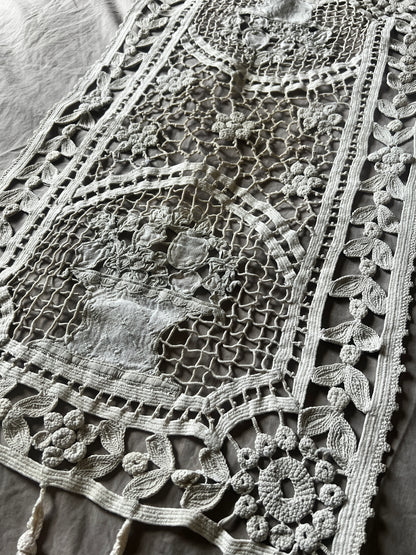 レースと刺繍の飾り布