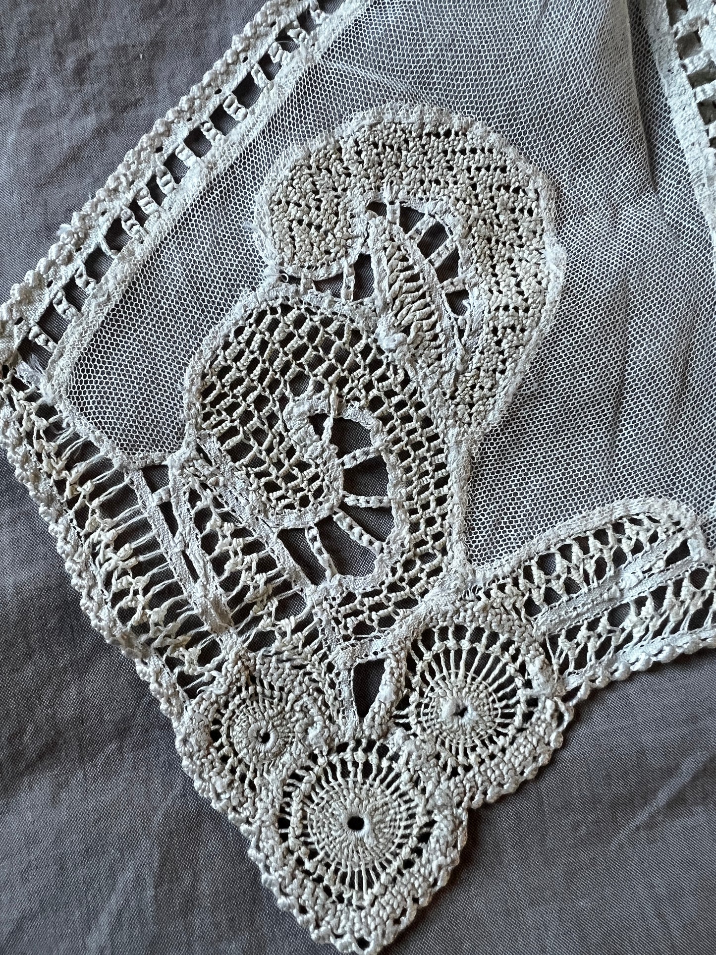 ★アンティークレースの胸元飾り