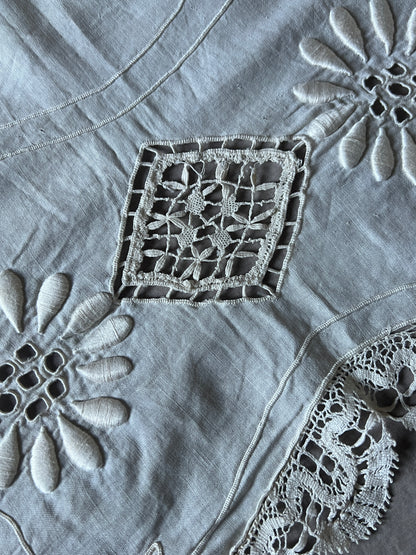 レースと刺繍の棚飾り