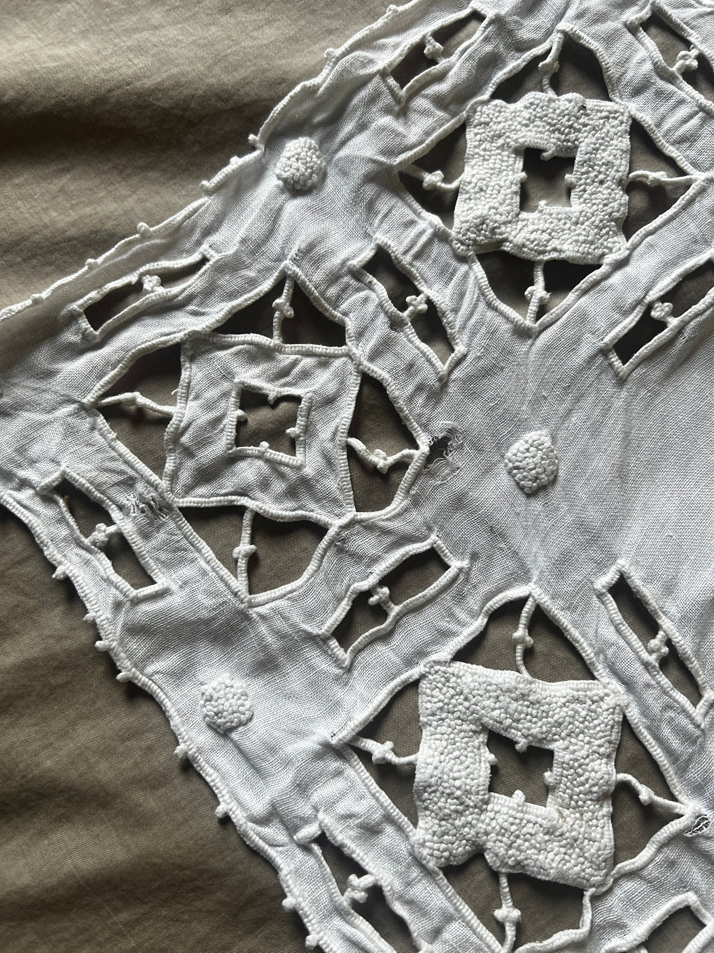 カットワーク刺繍リネンクロス