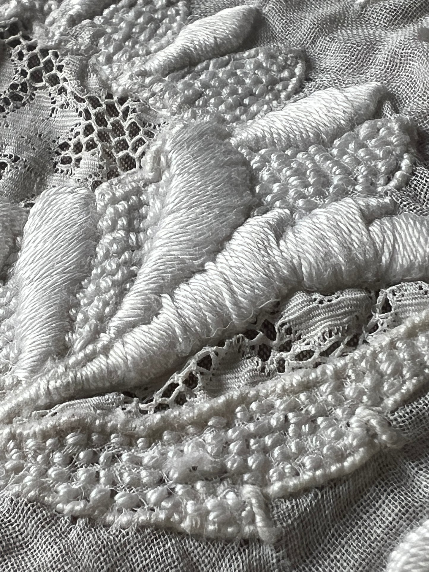 ★刺繍とレースの円形クロス(ダメージ)