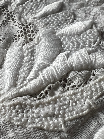 ★刺繍とレースの円形クロス(ダメージ)