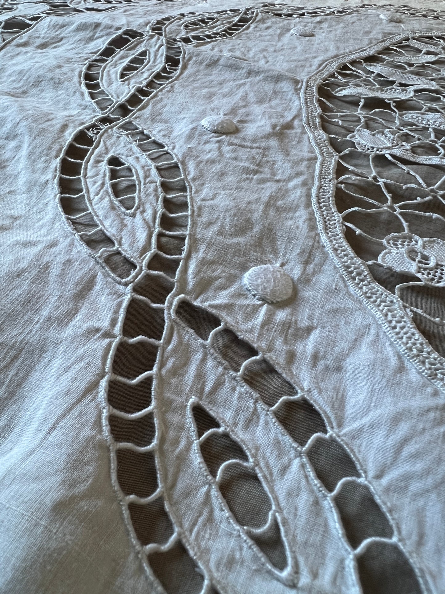 レースと刺繍のクロス