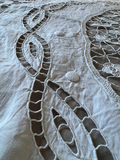 レースと刺繍のクロス