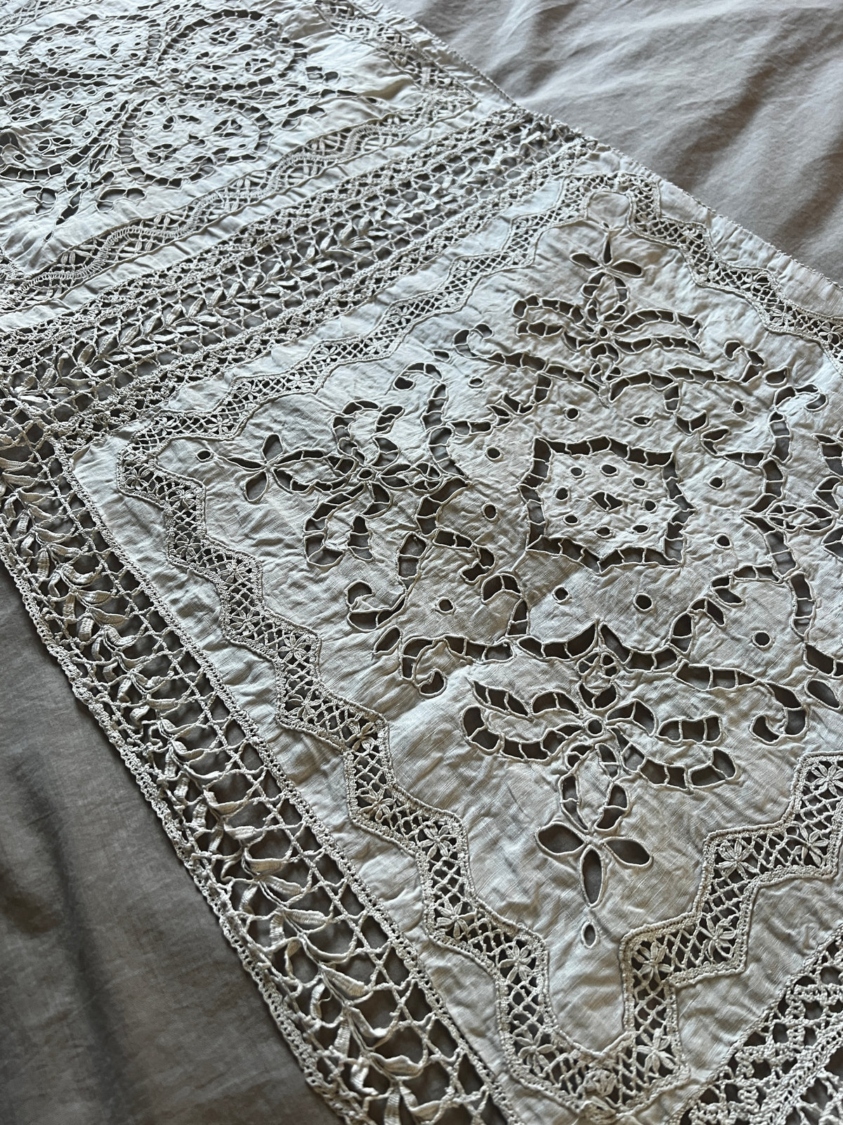 レースと刺繍の飾り布
