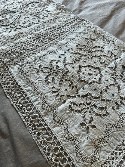 レースと刺繍の飾り布