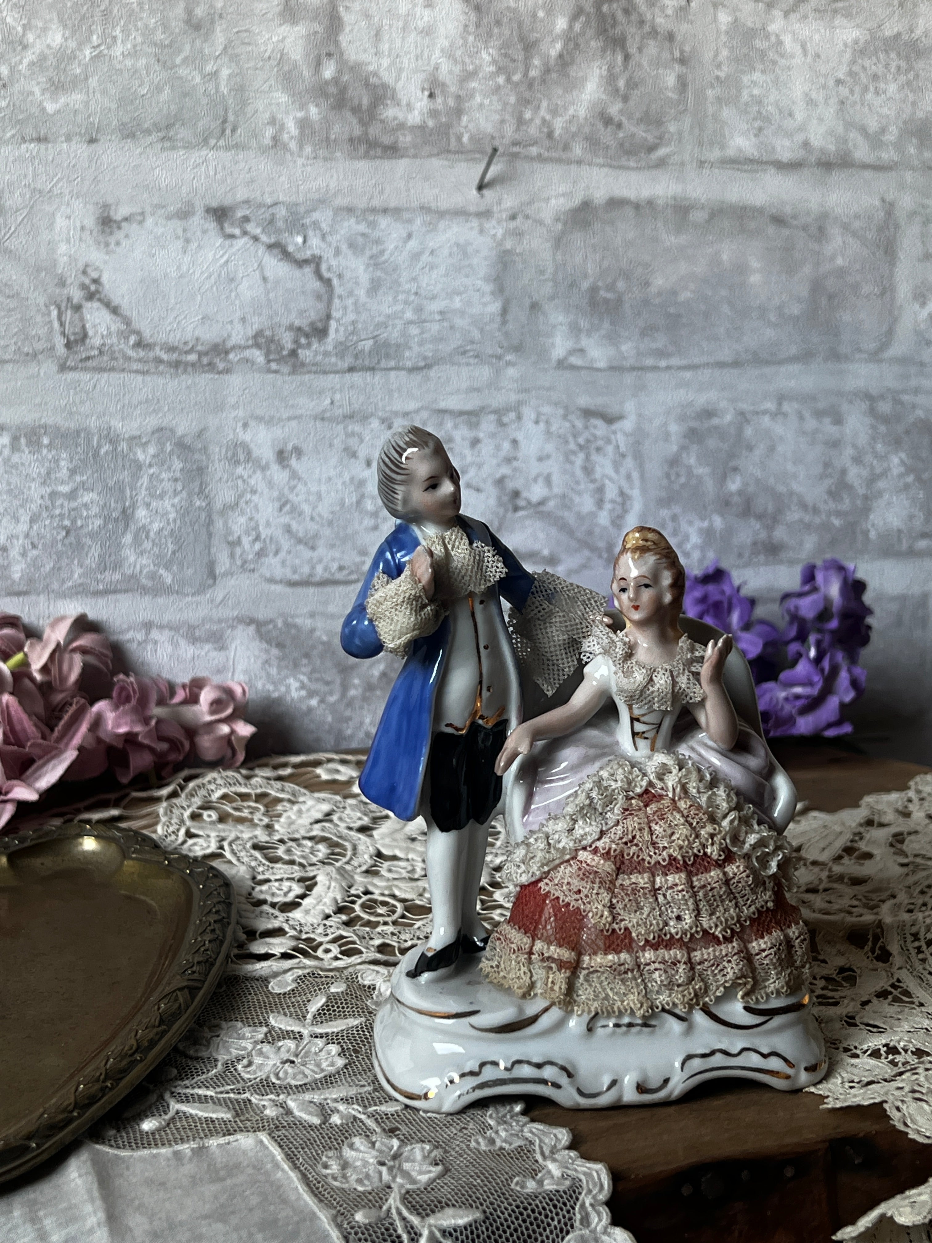 レース装飾磁器フィギュリン (ロココスタイル) – France Antique 銀色
