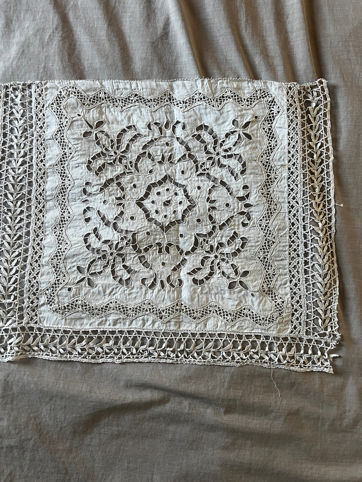 レースと刺繍の飾り布