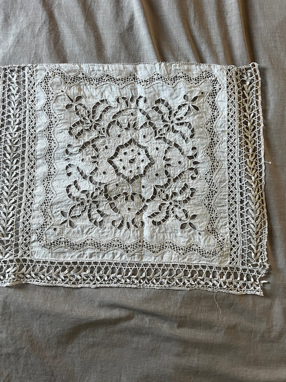 レースと刺繍の飾り布