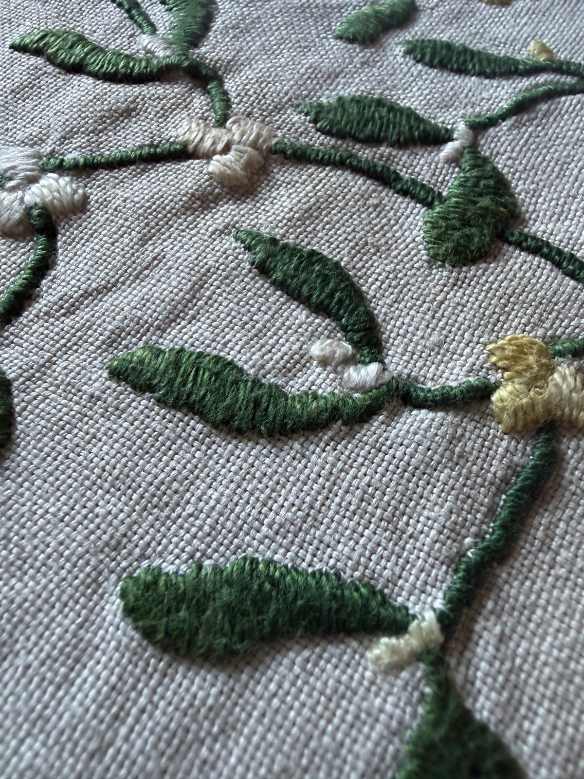 ヤドリギの刺繍のクッションカバー