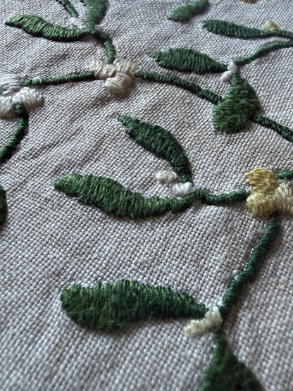 ヤドリギの刺繍のクッションカバー