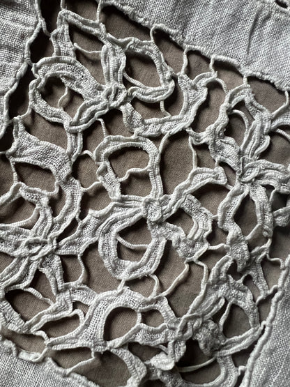 レースと刺繍の長方形クロス