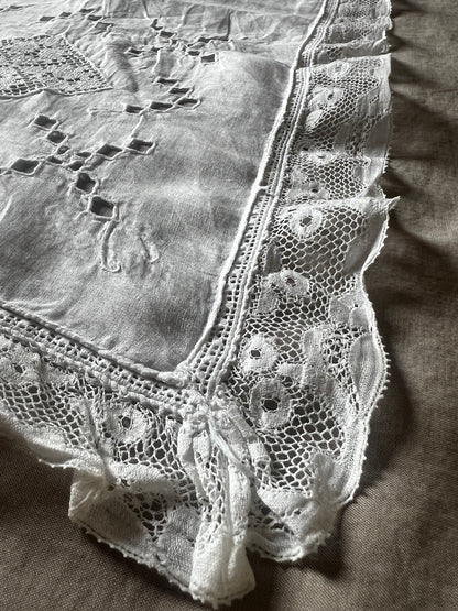 レースと刺繍の長方形クロス