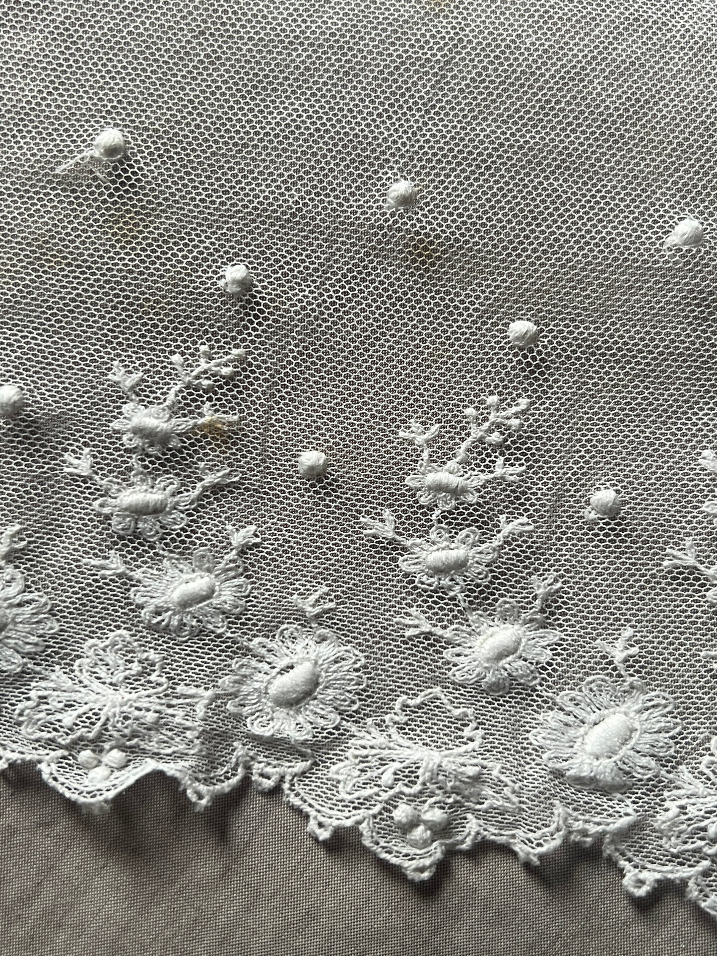 チュール刺繍レース