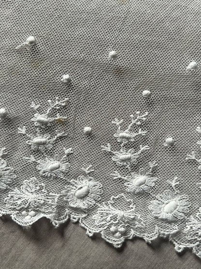 チュール刺繍レース