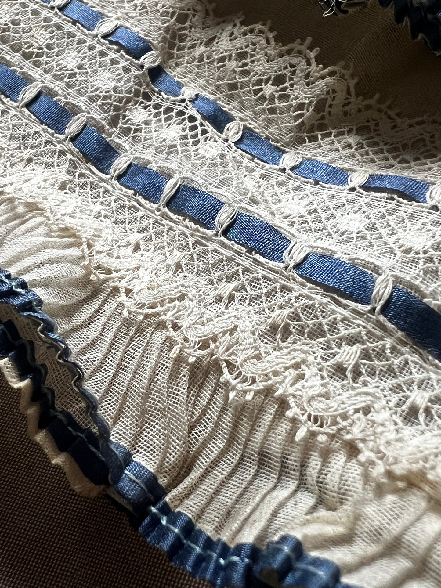 レースとフリルのプリーツ飾り