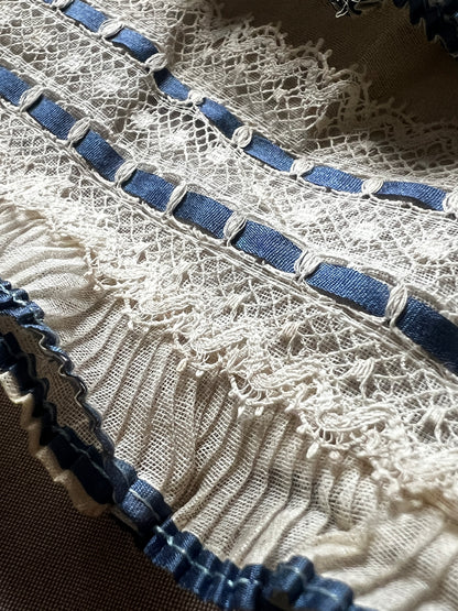 レースとフリルのプリーツ飾り