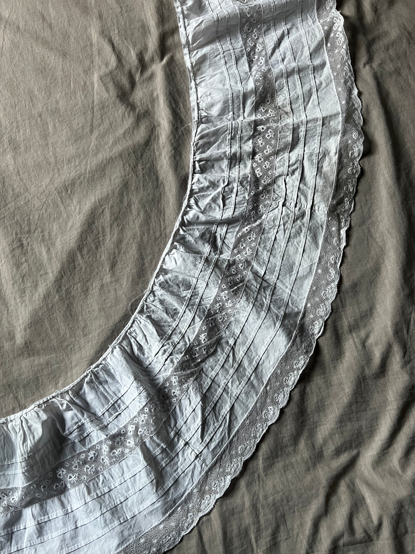 レースフリルのドレス裾