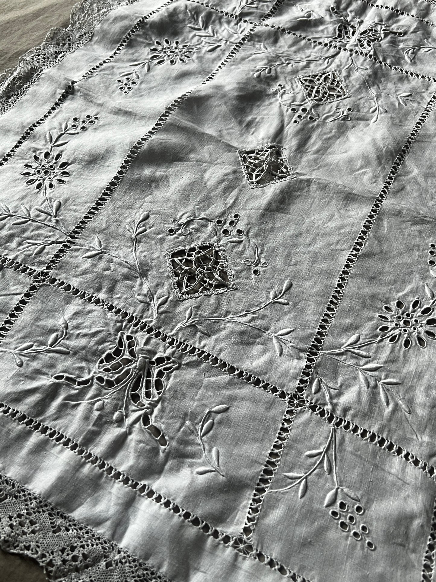 レースと刺繍のクロス