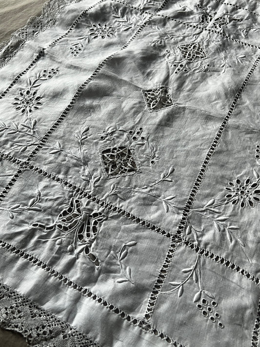 レースと刺繍のクロス