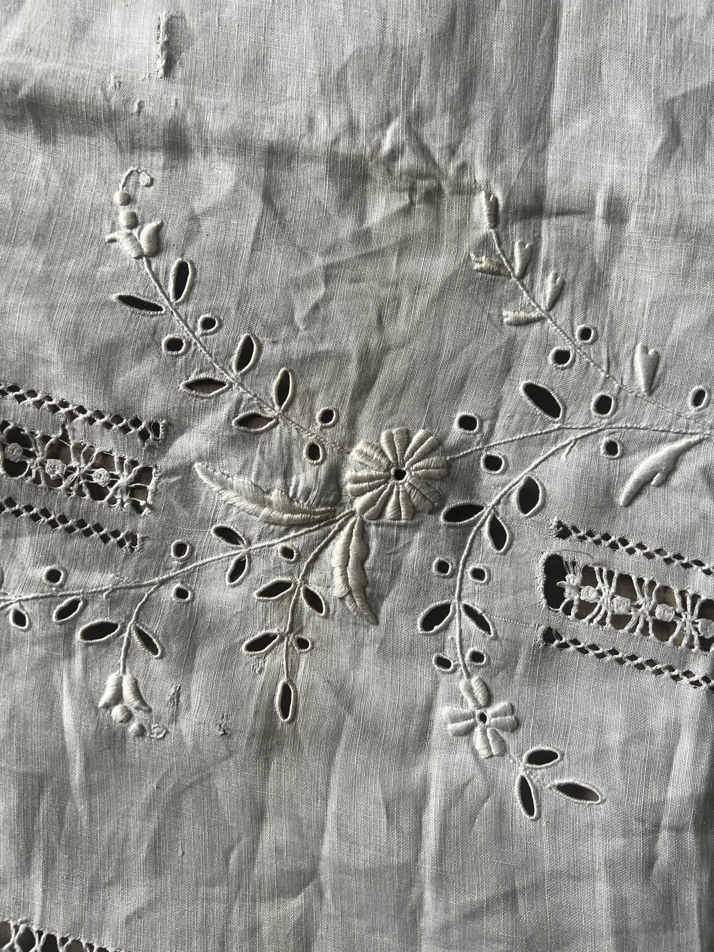 白刺繍の端布(ダメージ)